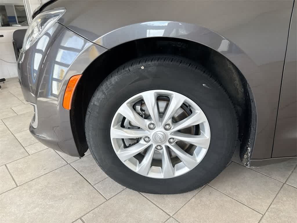 Thumbnail: 2018 Chrysler Pacifica - 14