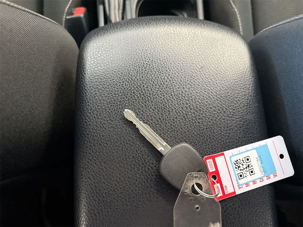 Thumbnail: 2017 Toyota RAV4 - 36