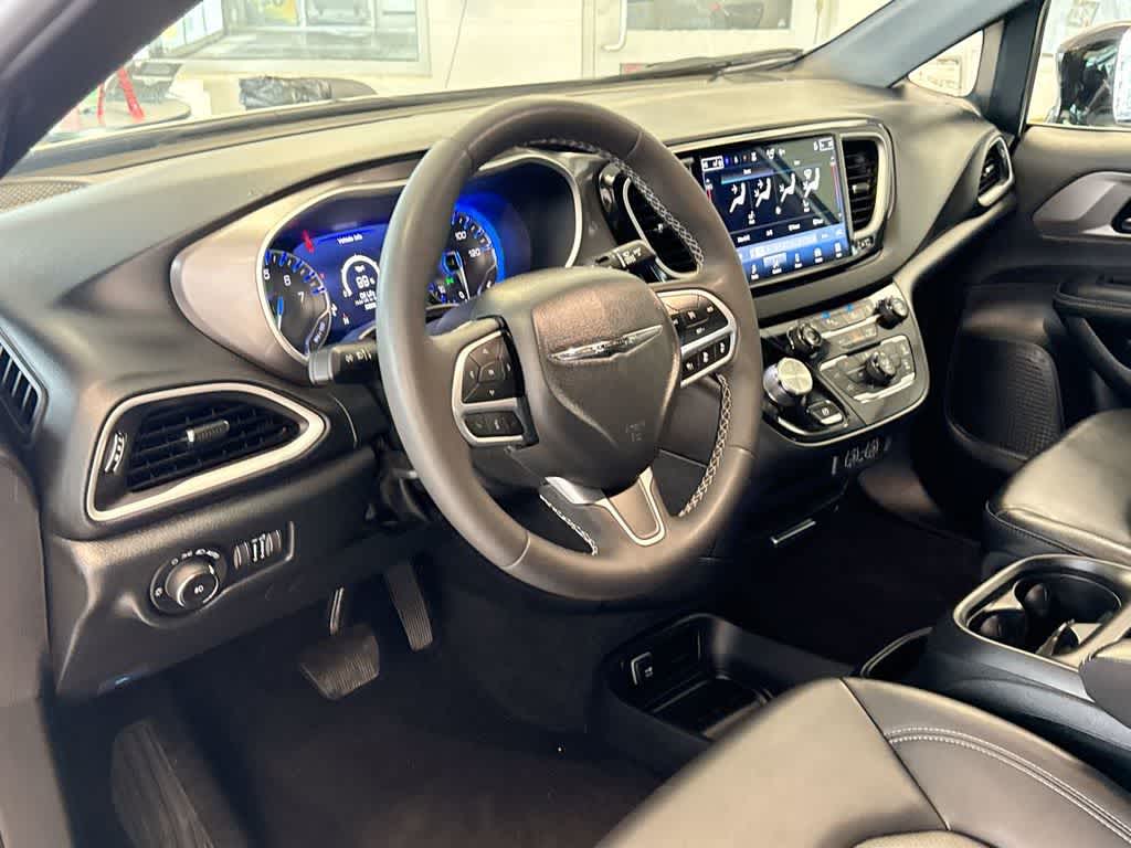 Thumbnail: 2025 Chrysler Pacifica - 12