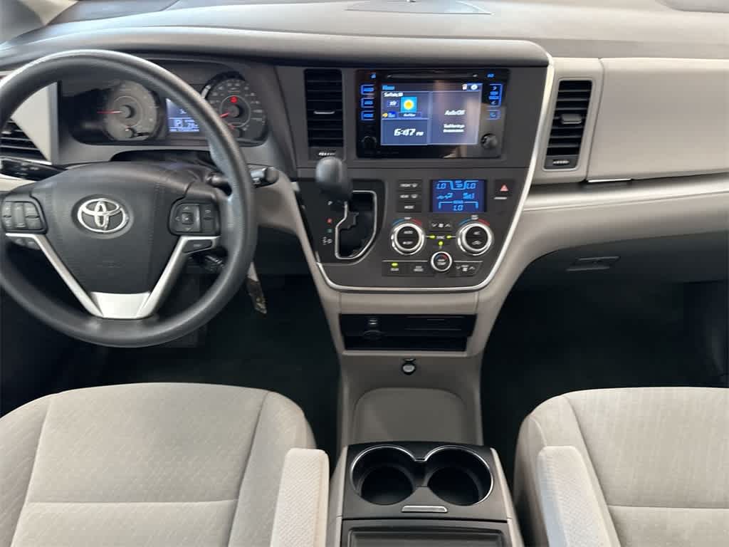 Thumbnail: 2017 Toyota Sienna - 29