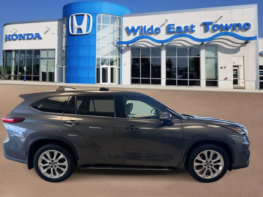 Thumbnail: 2023 Toyota Highlander - 9