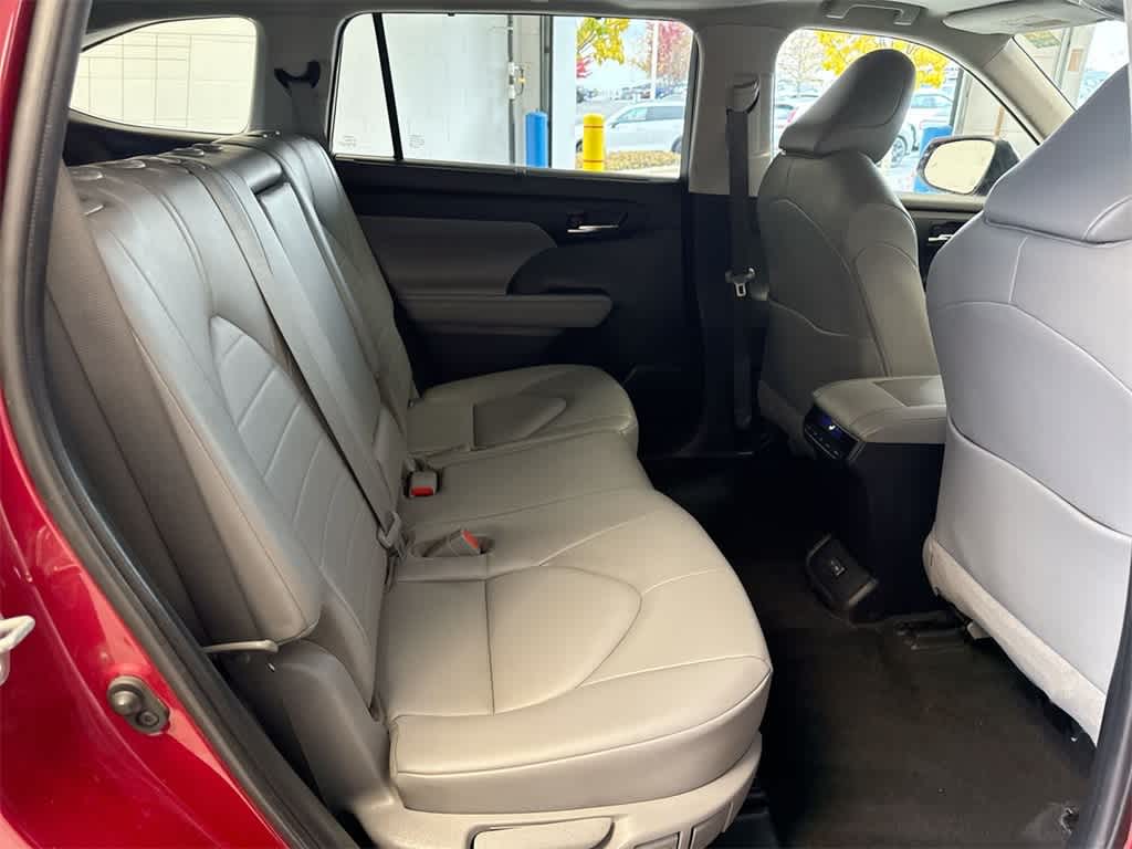 Thumbnail: 2022 Toyota Highlander - 22