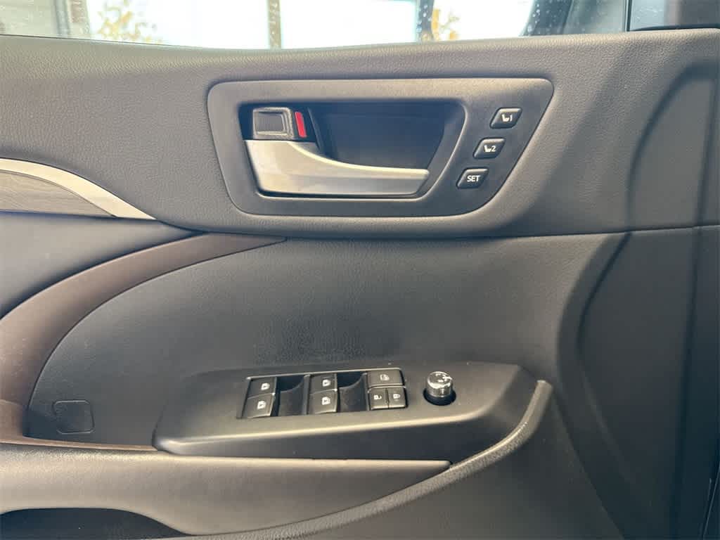 Thumbnail: 2018 Toyota Highlander - 18