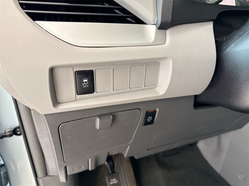 Thumbnail: 2017 Toyota Sienna - 38