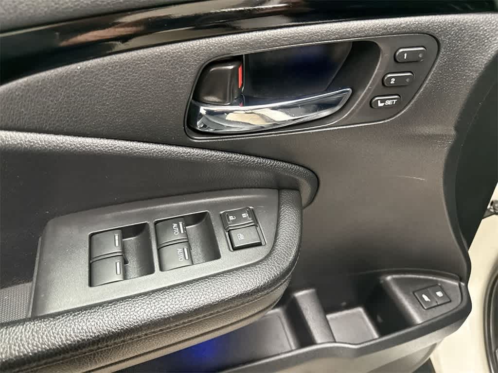 Thumbnail: 2017 Honda Pilot - 18