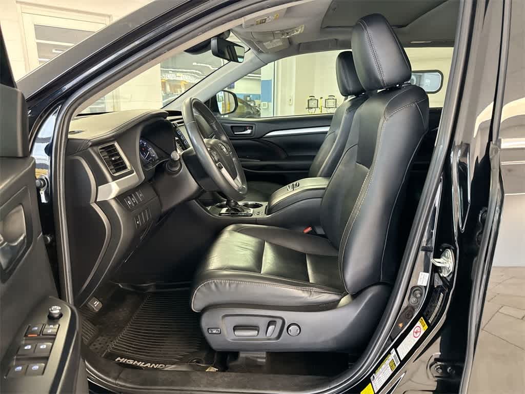 Thumbnail: 2019 Toyota Highlander - 17