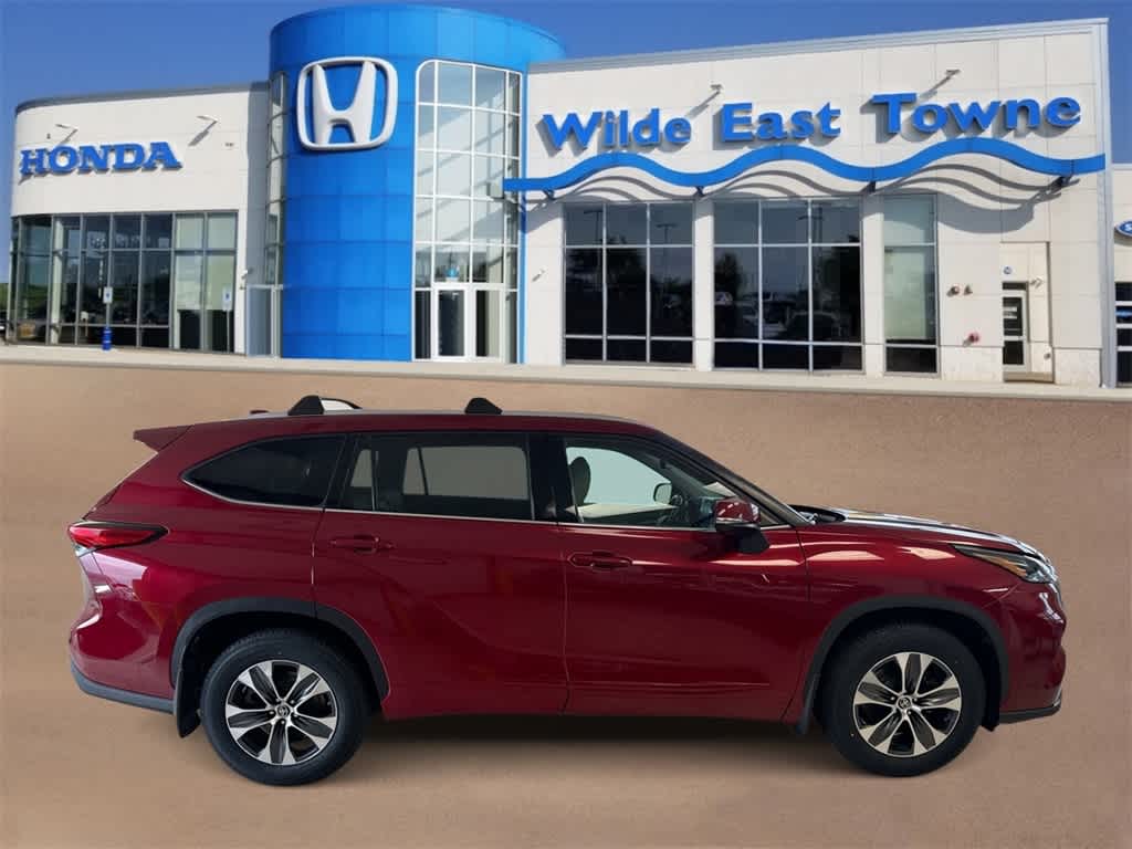 Thumbnail: 2022 Toyota Highlander - 9