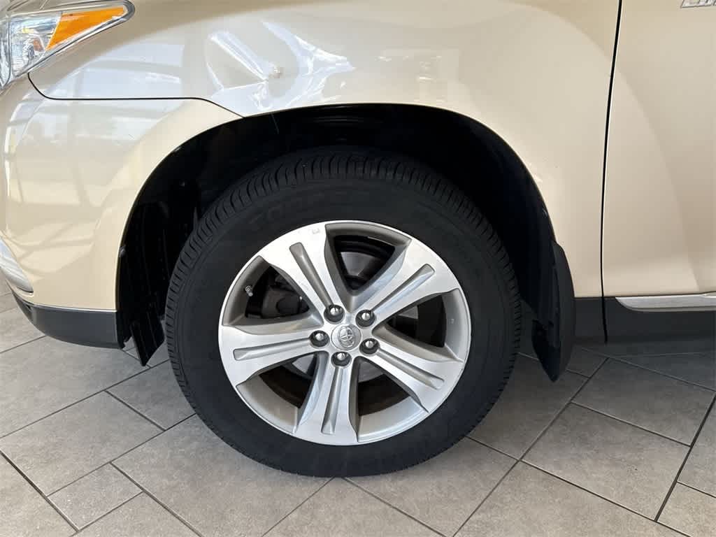 Thumbnail: 2013 Toyota Highlander - 14