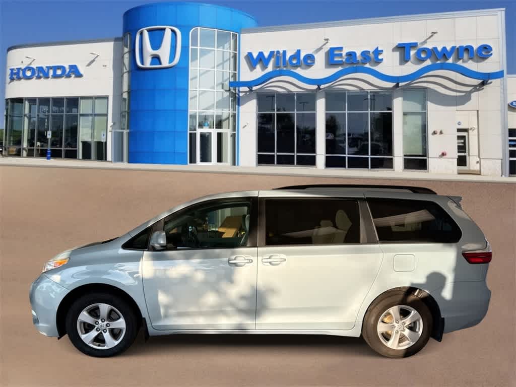 Thumbnail: 2017 Toyota Sienna - 5