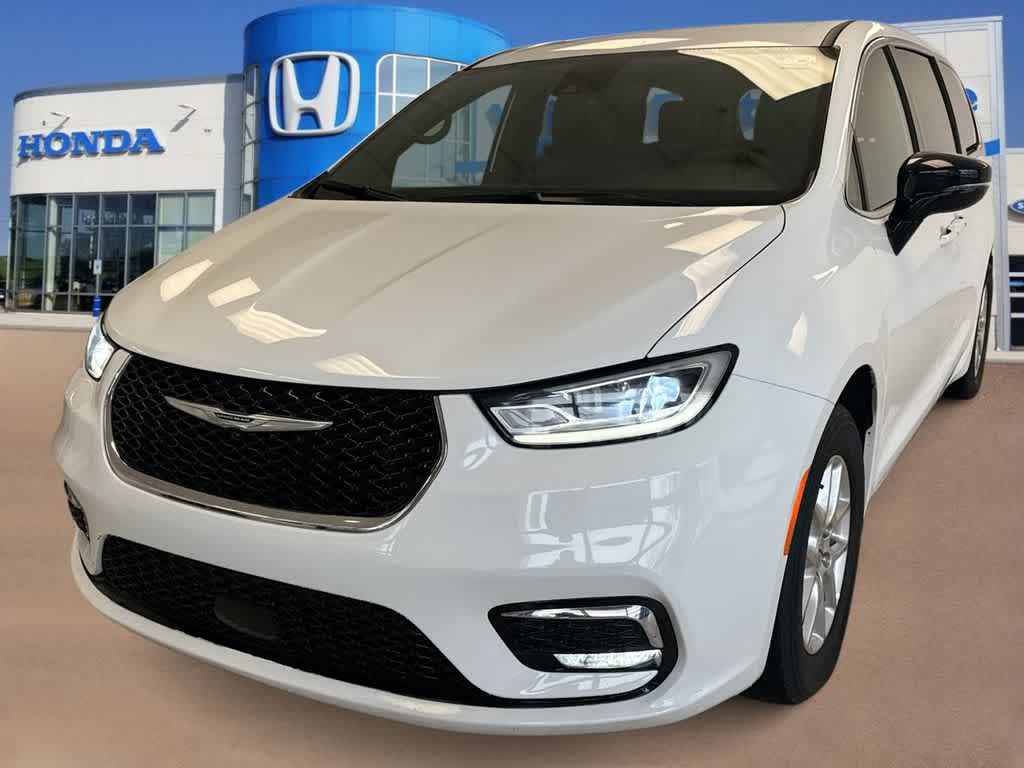 Thumbnail: 2025 Chrysler Pacifica - 1