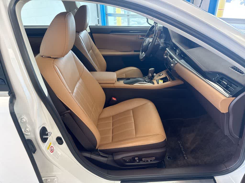 Thumbnail: 2018 Lexus ES - 24