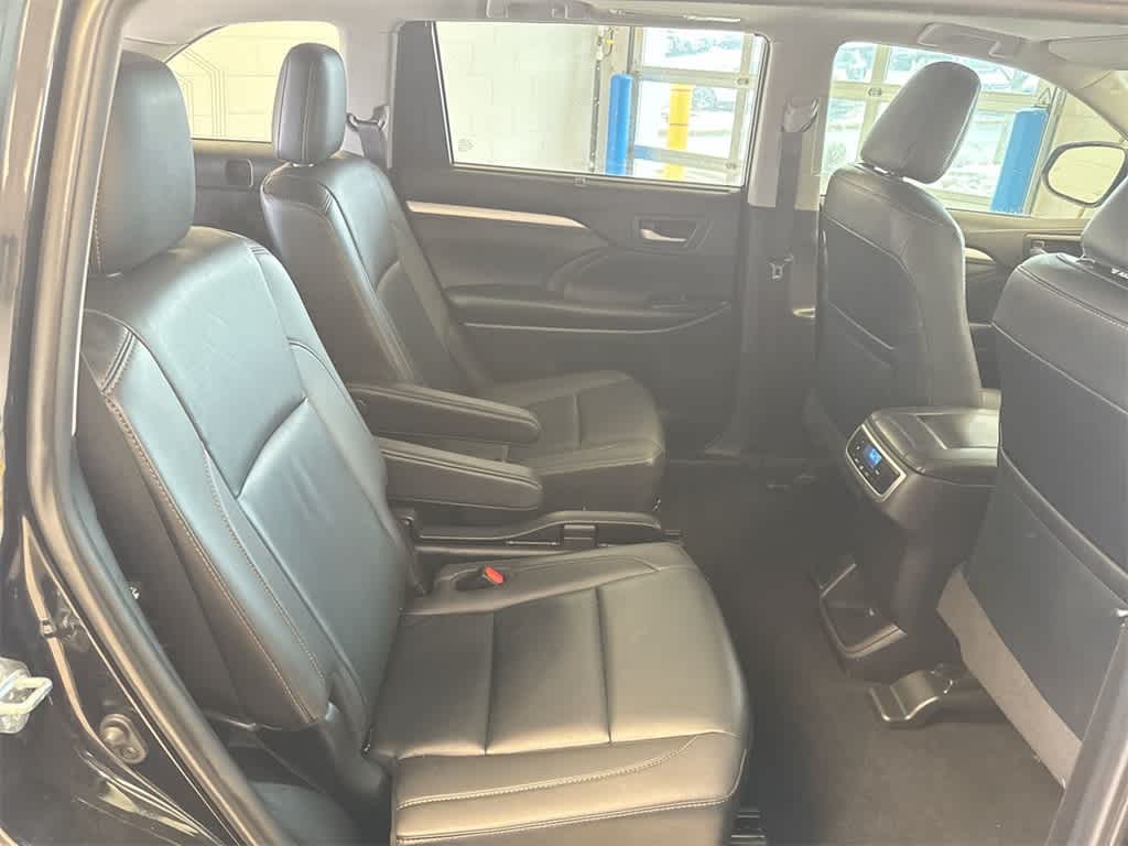 Thumbnail: 2019 Toyota Highlander - 22