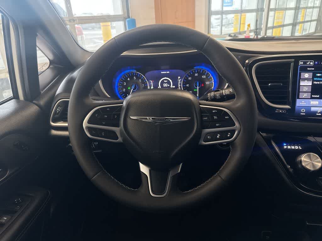 Thumbnail: 2025 Chrysler Pacifica - 25