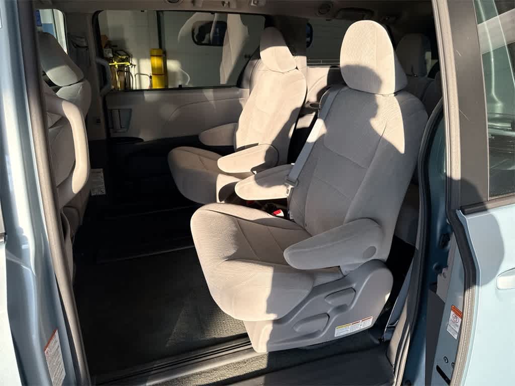 Thumbnail: 2017 Toyota Sienna - 20