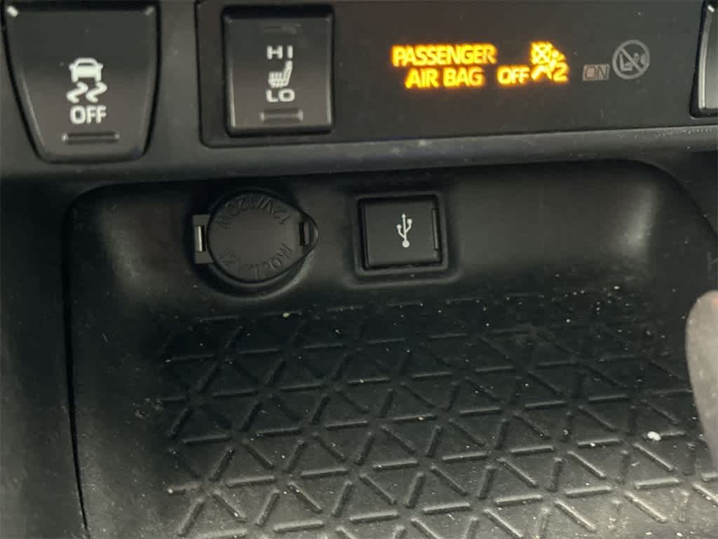 Thumbnail: 2021 Toyota RAV4 - 31