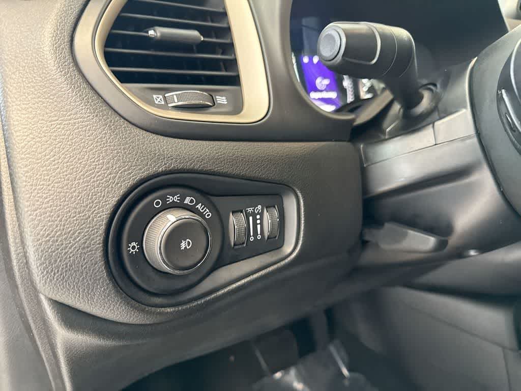 Thumbnail: 2016 Jeep Renegade - 37