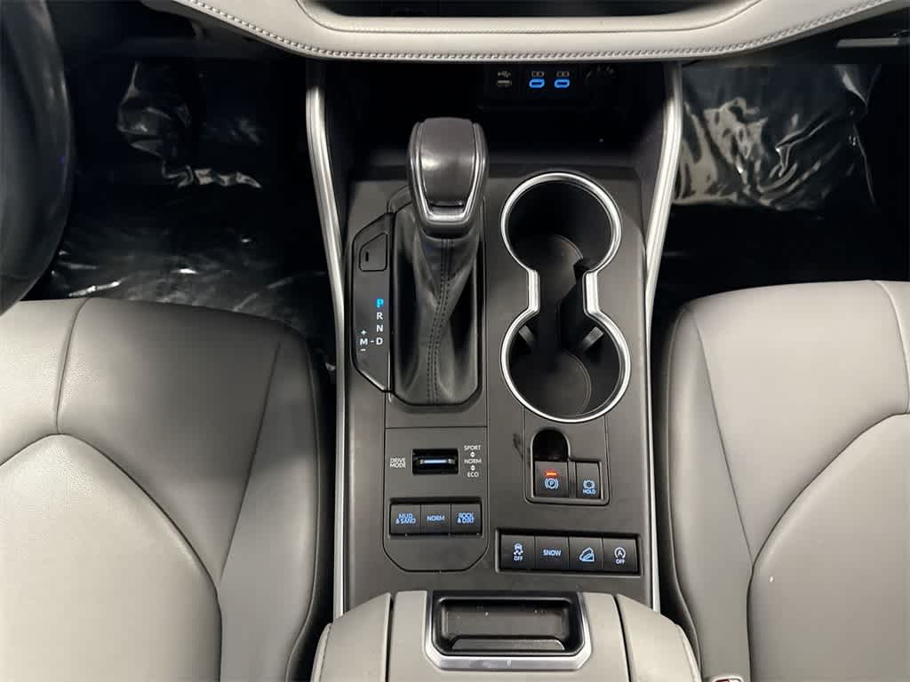 Thumbnail: 2022 Toyota Highlander - 35