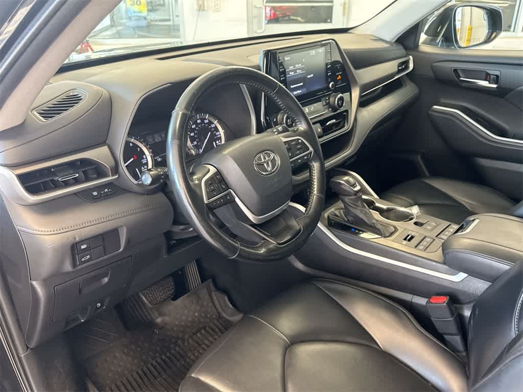 Thumbnail: 2022 Toyota Highlander - 10