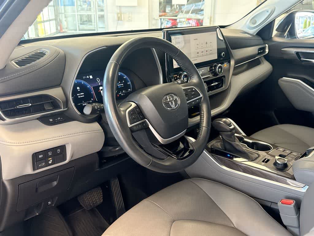 Thumbnail: 2023 Toyota Highlander - 10