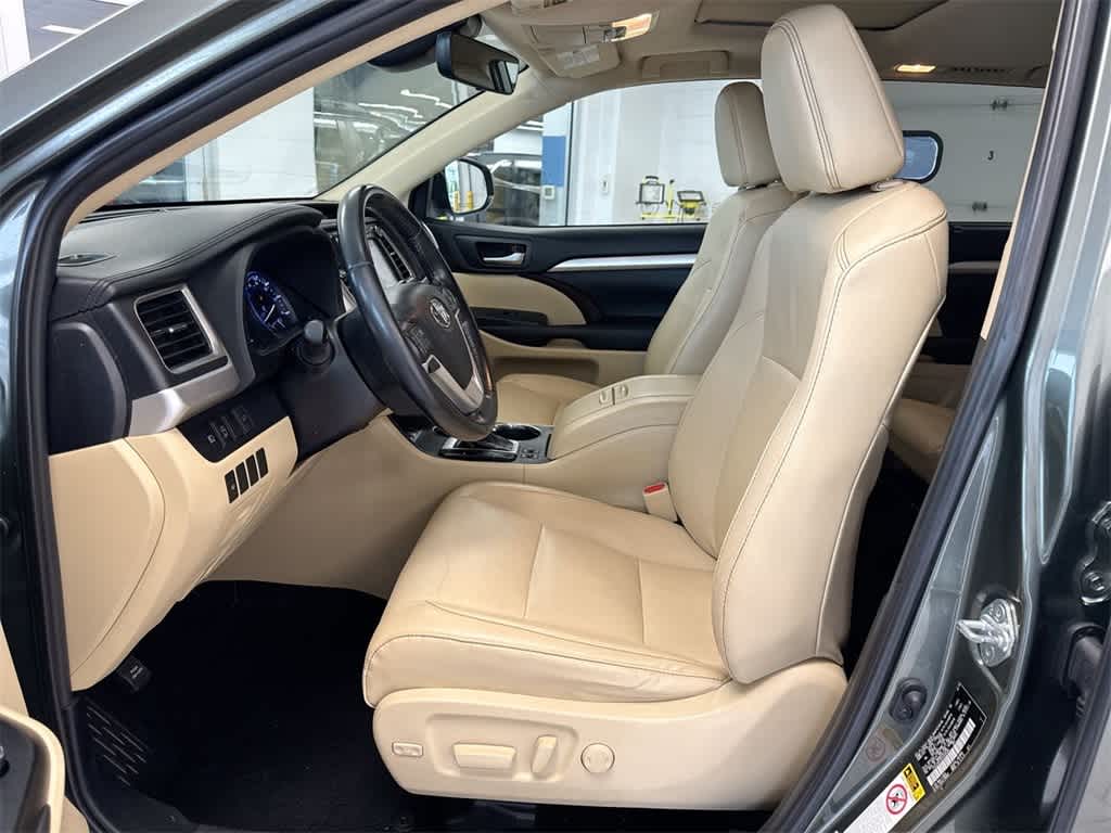 Thumbnail: 2019 Toyota Highlander - 17