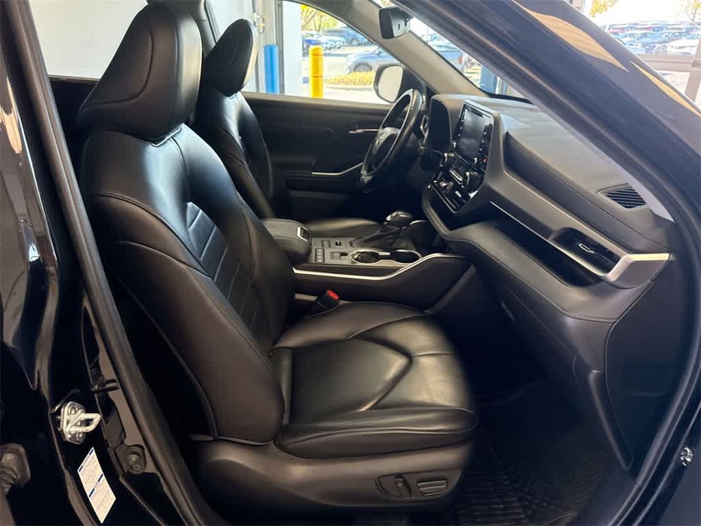 Thumbnail: 2022 Toyota Highlander - 24