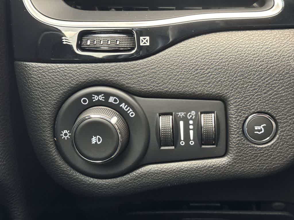 Thumbnail: 2023 Jeep Cherokee - 37