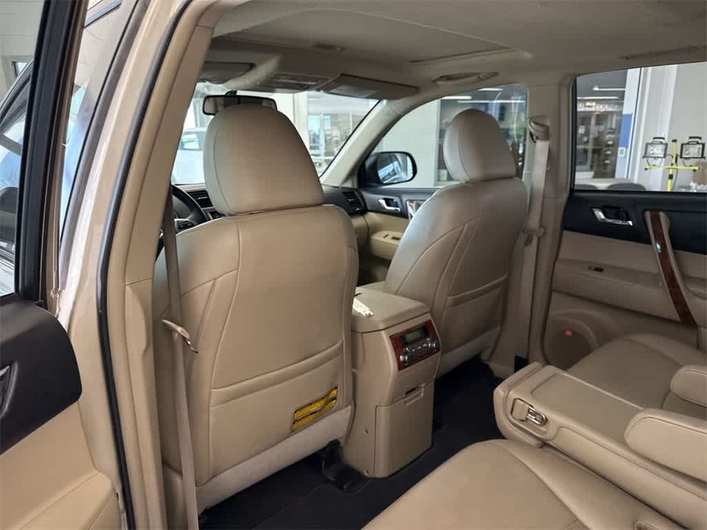 Thumbnail: 2013 Toyota Highlander - 19