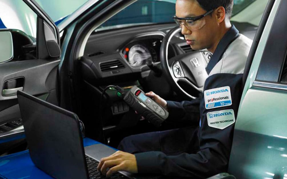 Honda technician diagnosing a vehicle