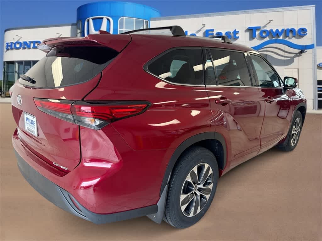 Thumbnail: 2022 Toyota Highlander - 8