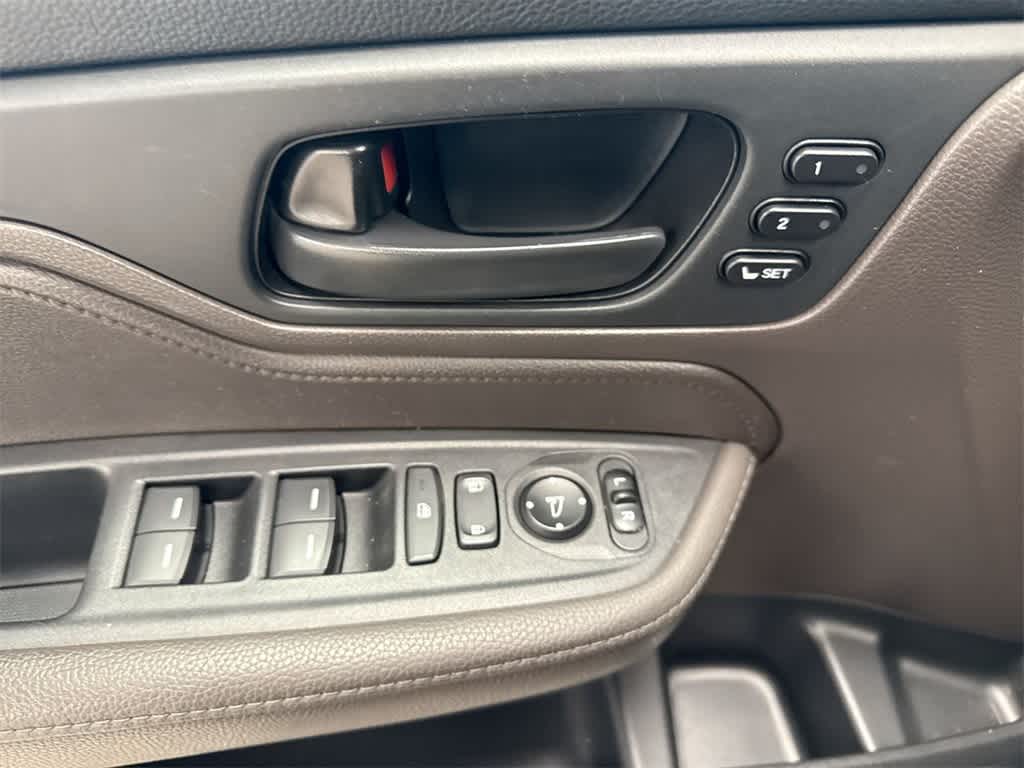 Thumbnail: 2019 Honda Odyssey - 17