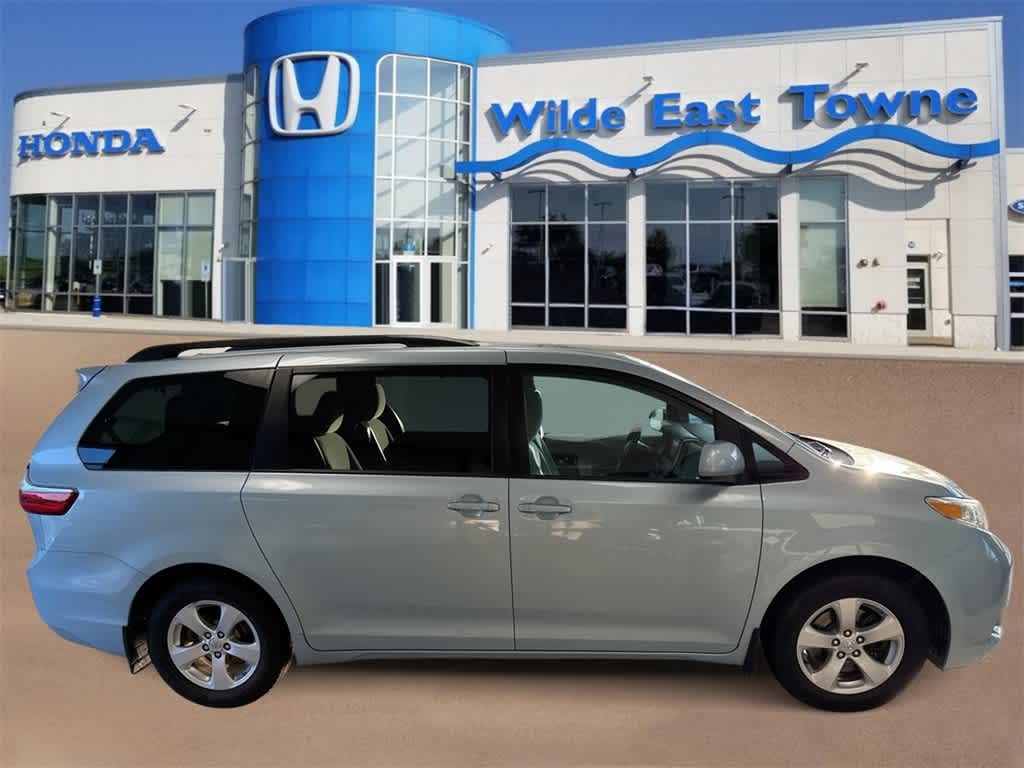 Thumbnail: 2017 Toyota Sienna - 9