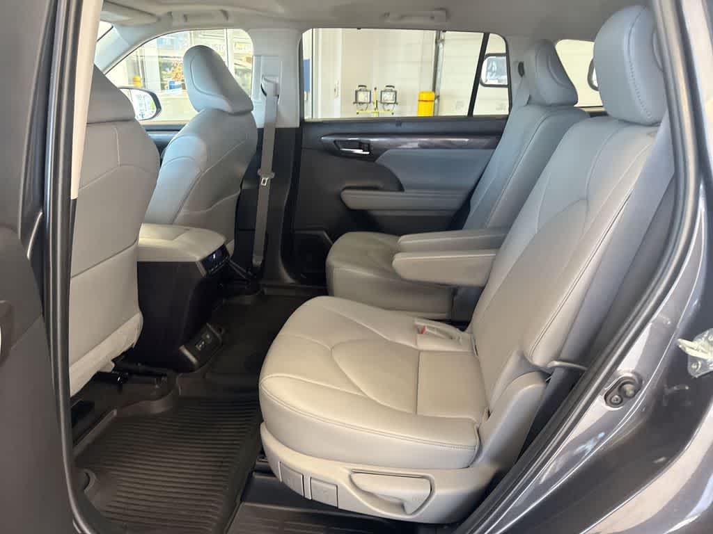 Thumbnail: 2023 Toyota Highlander - 21