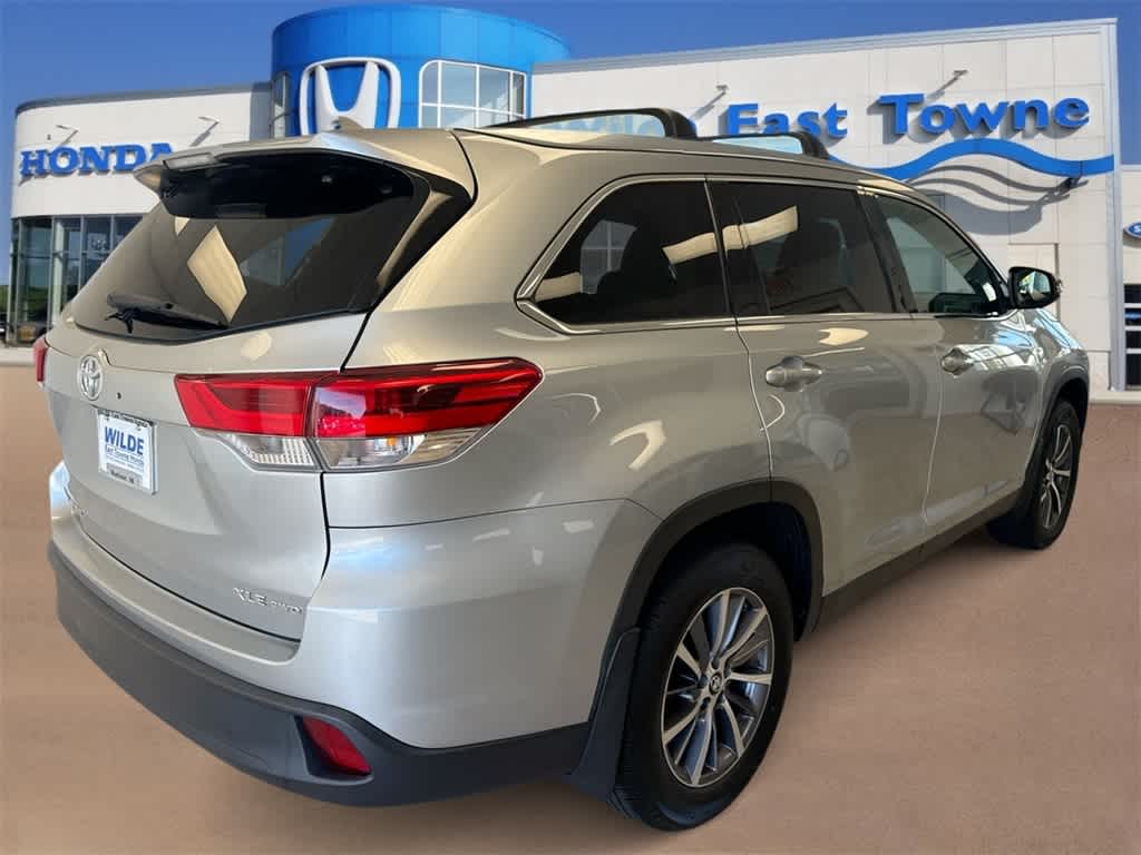 Thumbnail: 2019 Toyota Highlander - 8