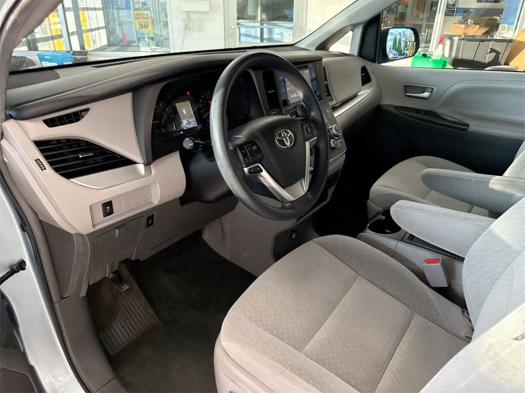 Thumbnail: 2017 Toyota Sienna - 10