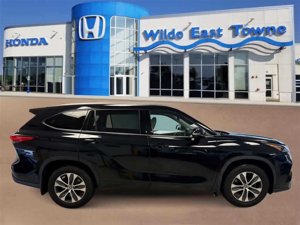 Thumbnail: 2022 Toyota Highlander - 9