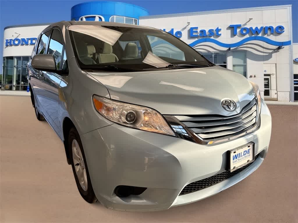 Thumbnail: 2017 Toyota Sienna - 2