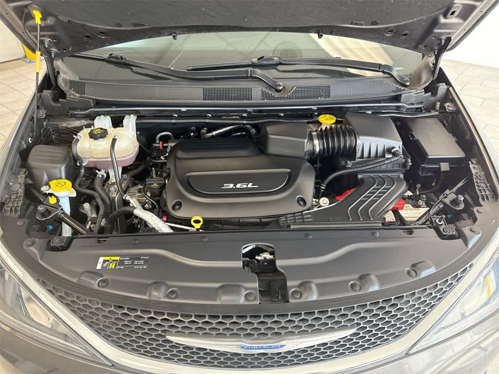 Thumbnail: 2018 Chrysler Pacifica - 15