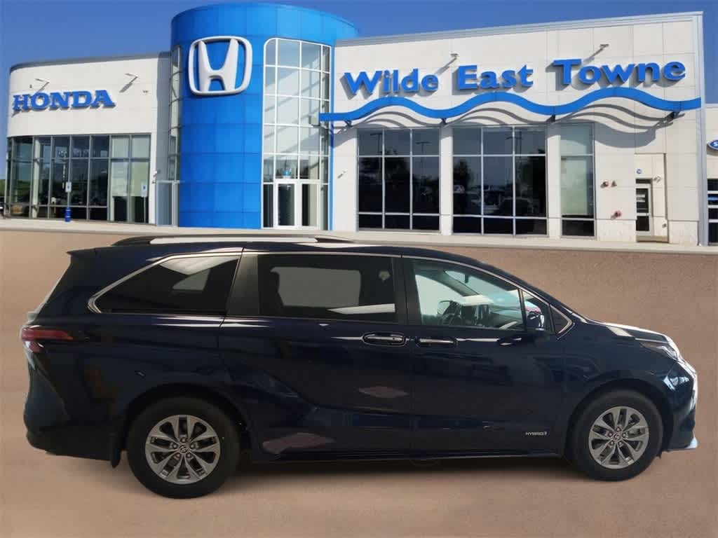 Used 2021 Toyota Sienna XLE with VIN 5TDYRKECXMS062368 for sale in Madison, WI