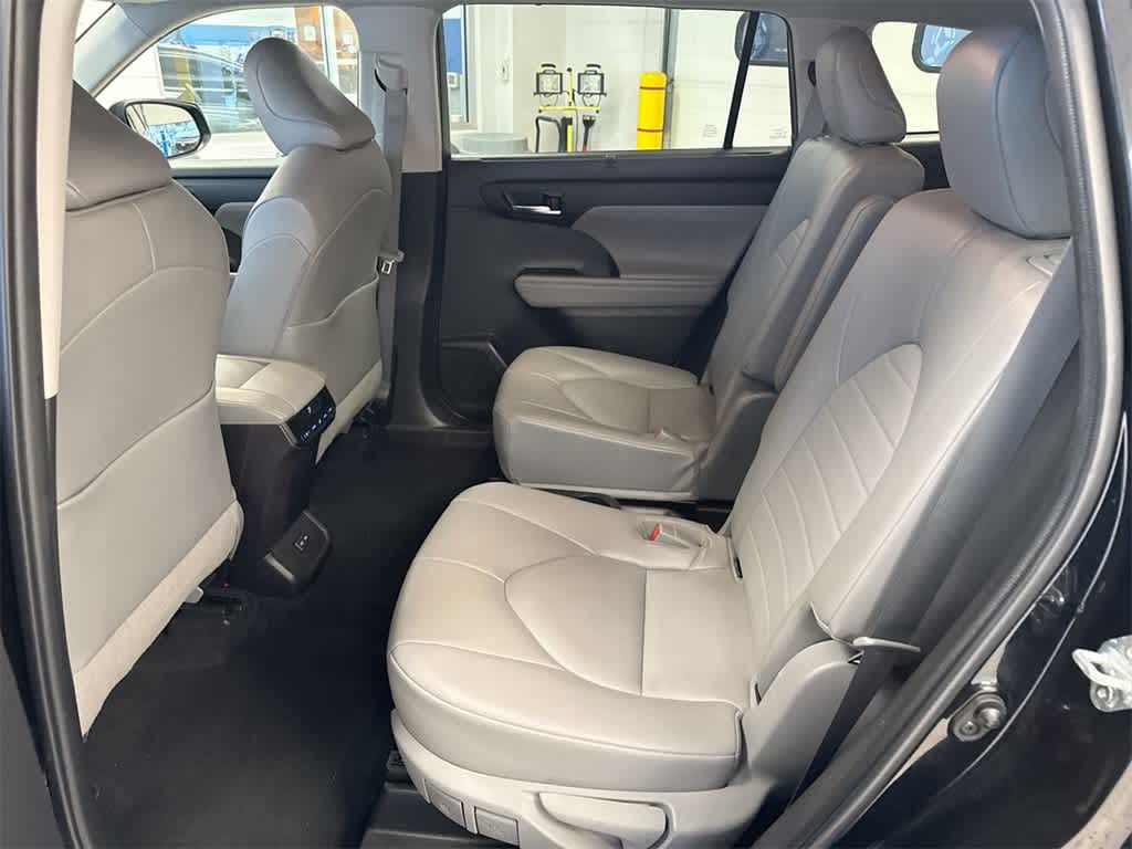 Thumbnail: 2022 Toyota Highlander - 21