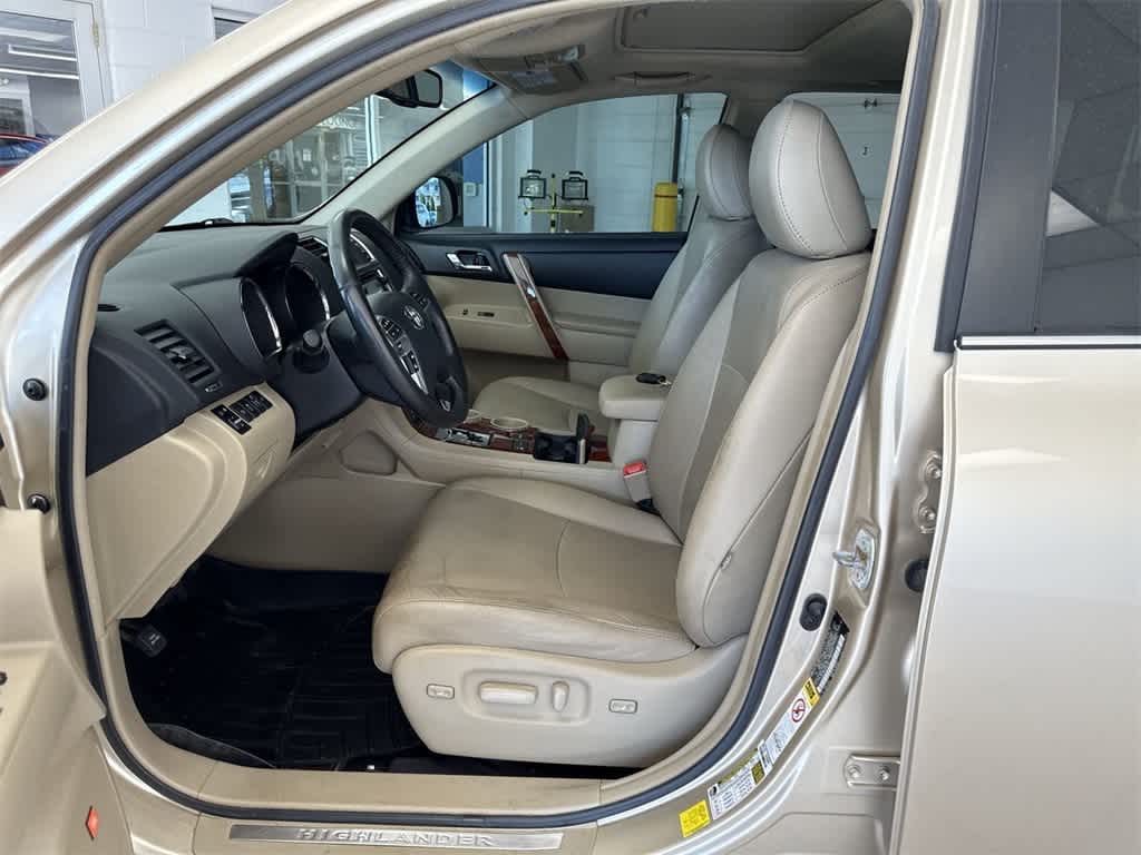 Thumbnail: 2013 Toyota Highlander - 17