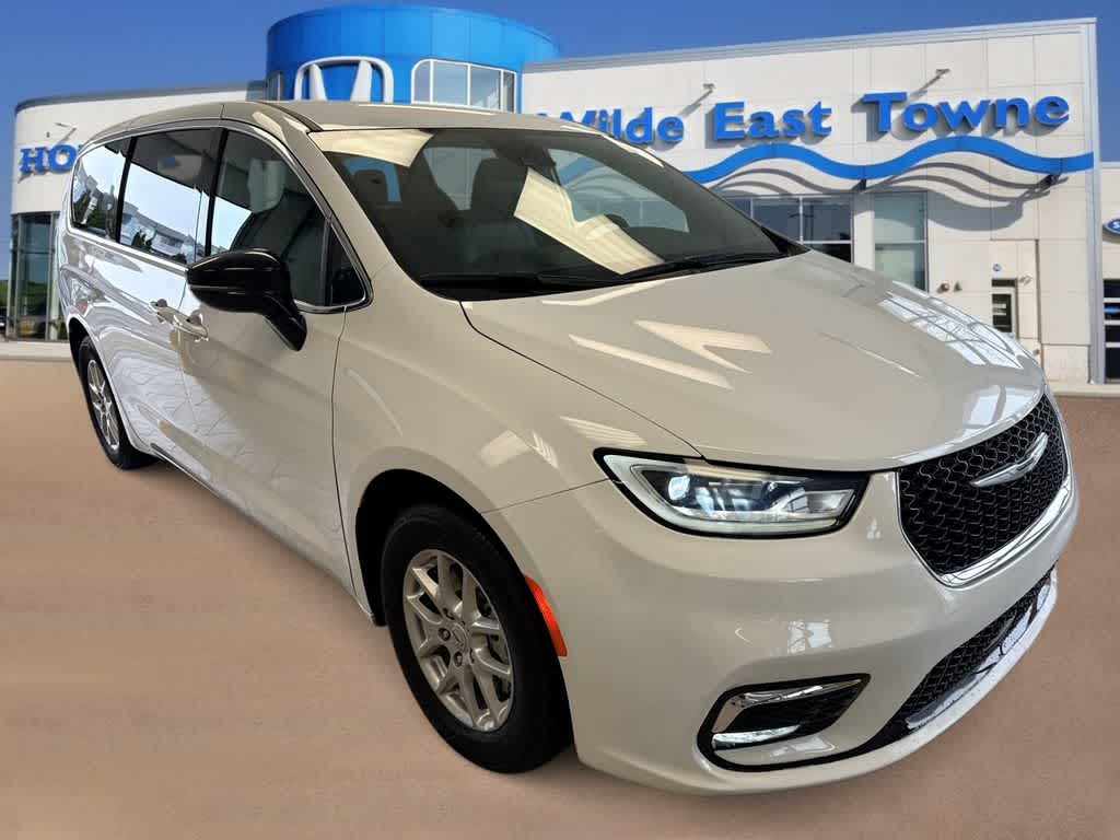 Thumbnail: 2025 Chrysler Pacifica - 2