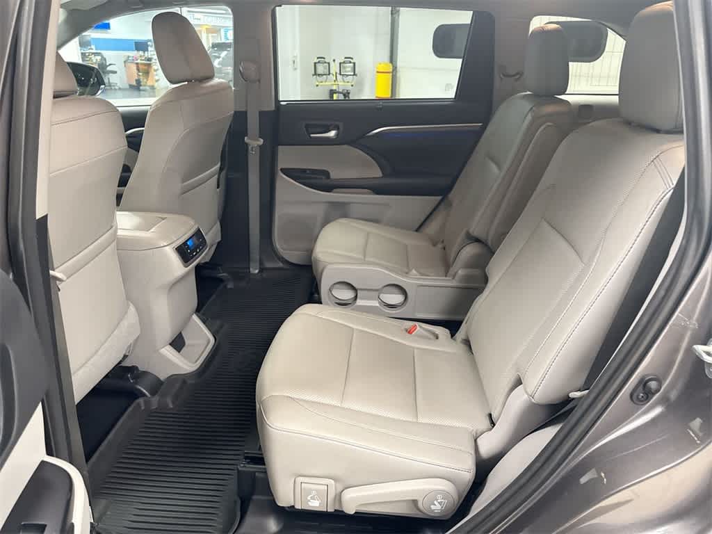 Thumbnail: 2018 Toyota Highlander - 21