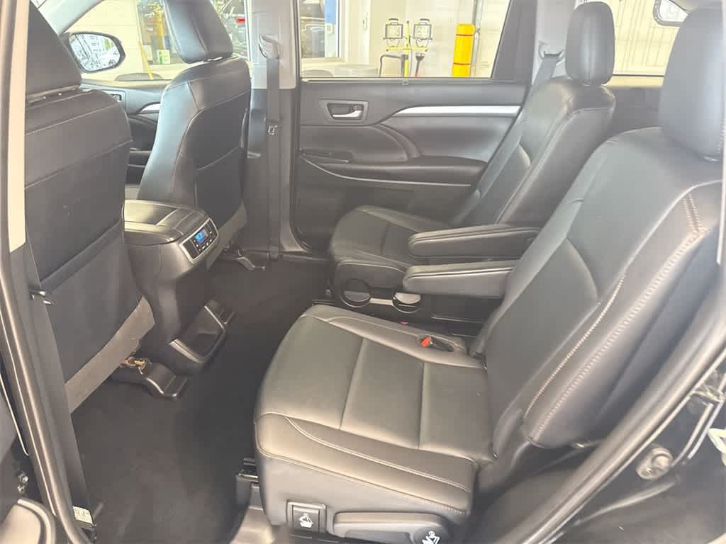 Thumbnail: 2019 Toyota Highlander - 21