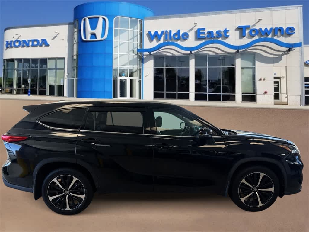 Thumbnail: 2022 Toyota Highlander - 9