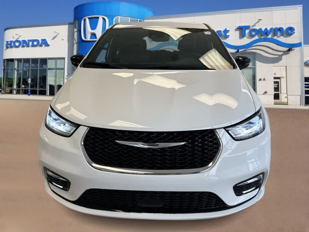 Thumbnail: 2025 Chrysler Pacifica - 3