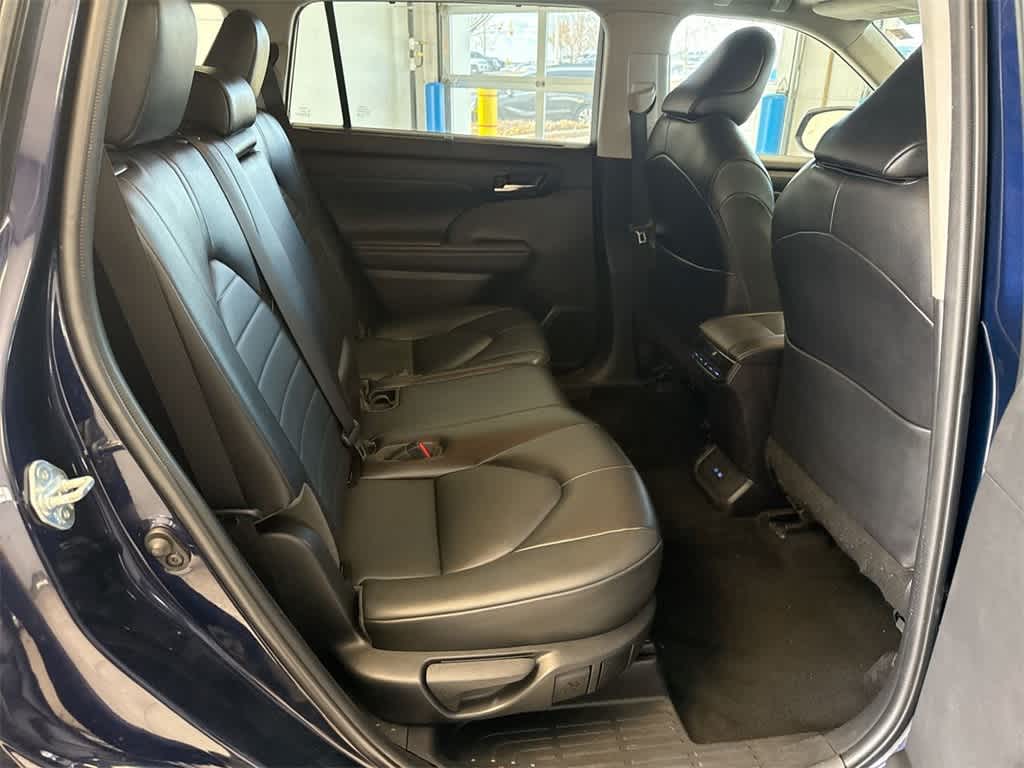 Thumbnail: 2022 Toyota Highlander - 22