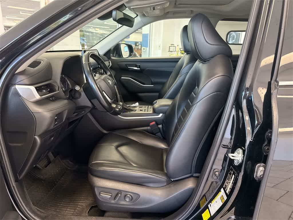 Thumbnail: 2022 Toyota Highlander - 17