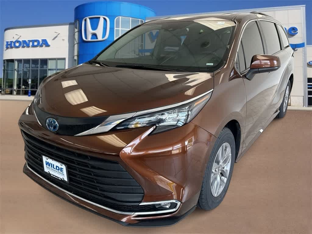 2024 Toyota Sienna XLE -
                  Madison, WI