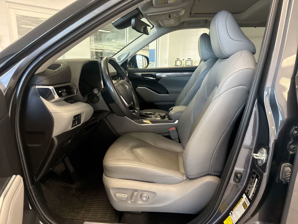 Thumbnail: 2023 Toyota Highlander - 17