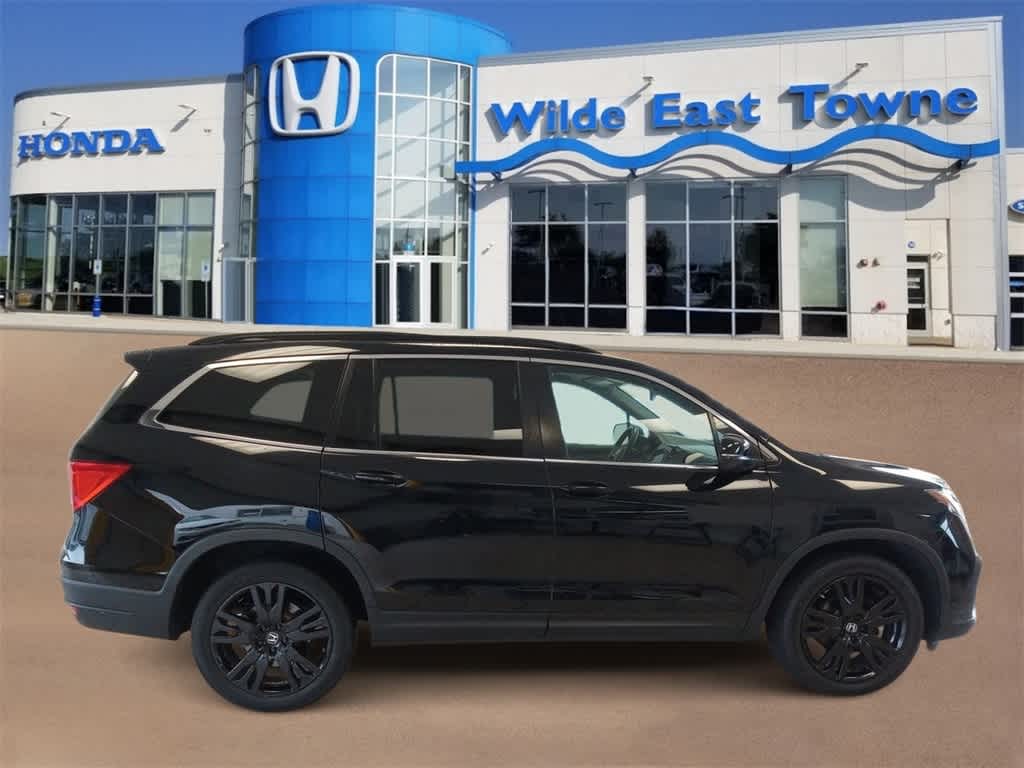 Used 2021 Honda Pilot SE with VIN 5FNYF6H20MB034375 for sale in Madison, WI